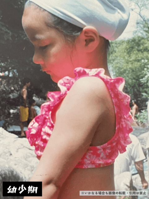 韓国女優シン・セギョンの幼少期の画像。
水着を着用している。